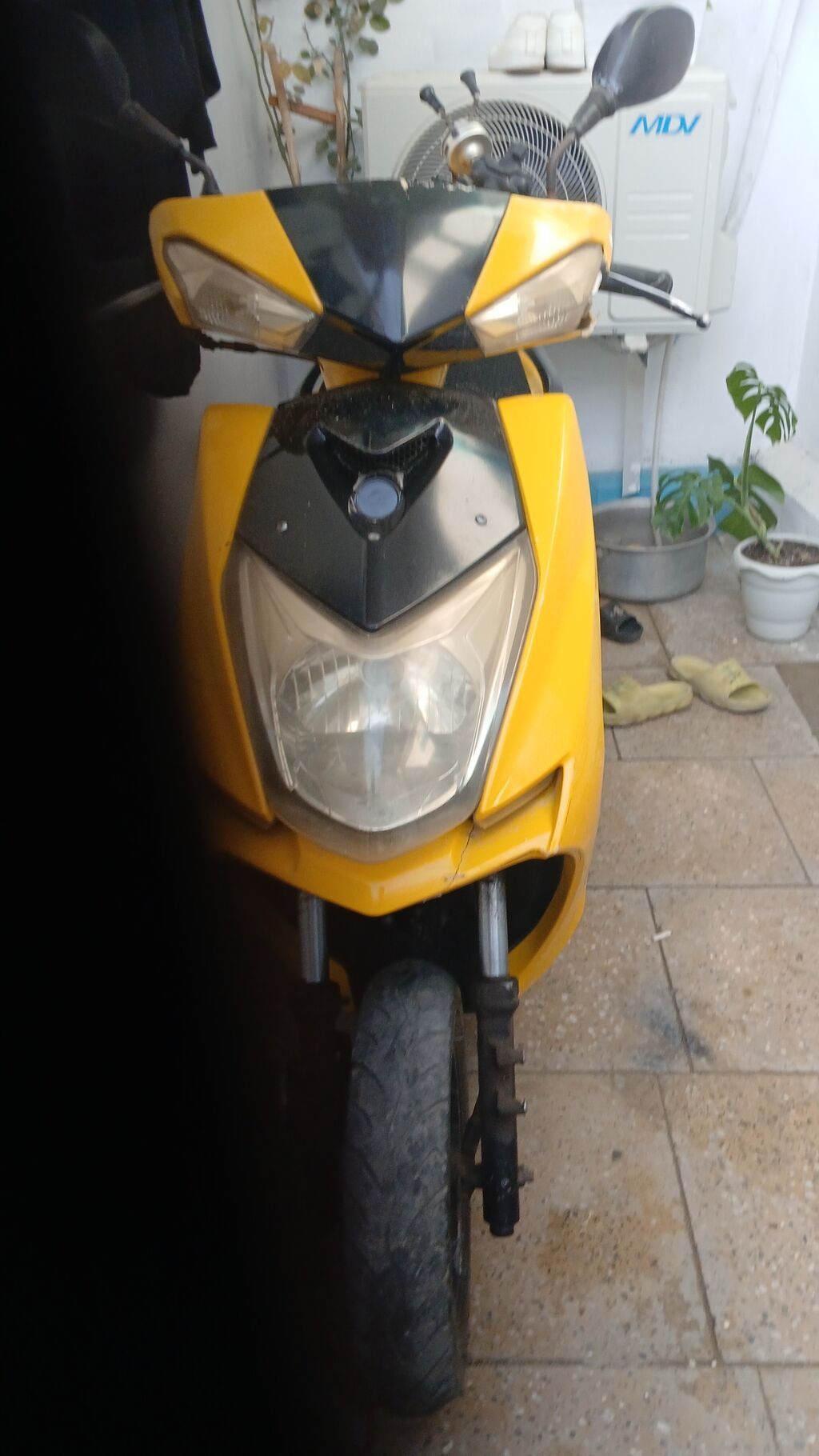 Sarı-qara rəngdə şəhər skuter/moped. Texniki və dizayn — Mopedlər və skuterlər, Bakı (2)