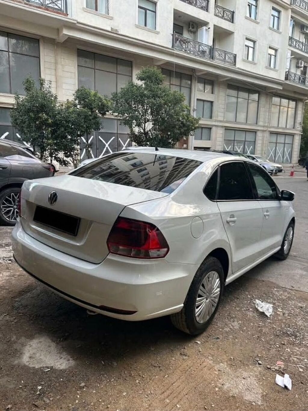 Volkswagen Polo Sedan – ağ rəng, 4 qapılı, şəhər və uzun yol üçün — Avtomobillər, Bakı (4)