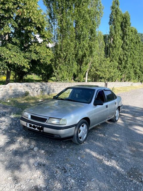 Opel Vectra, 1.8 L, 1990 il, 165 000 km — Qax