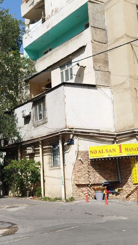 Satılır 4 otaqlı köhnə tikili 81 m² — Bakı