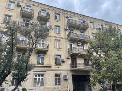 Satılır 5 otaqlı köhnə tikili 140 m² — Bakı