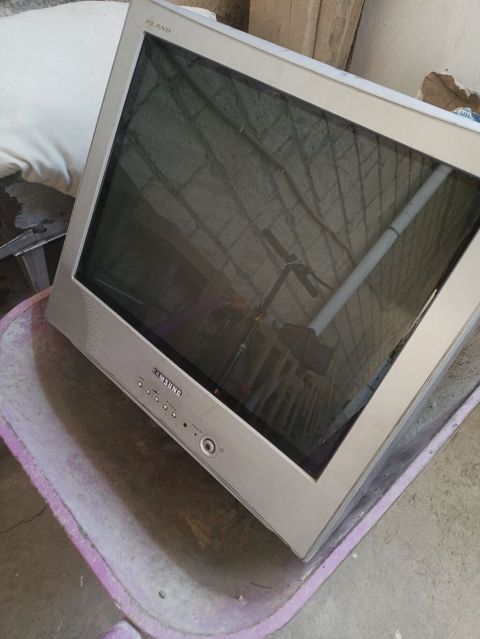 Samsung televizor (CRT, gümüşü korpus) Gəncədə Samsung köhnə — Gəncə