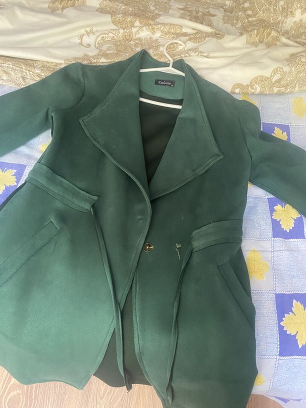 Qadın palto – yaşıl rəng, “Exclusive” etiketli - Model: dizə yaxın — Yağmurlaq, Bakı