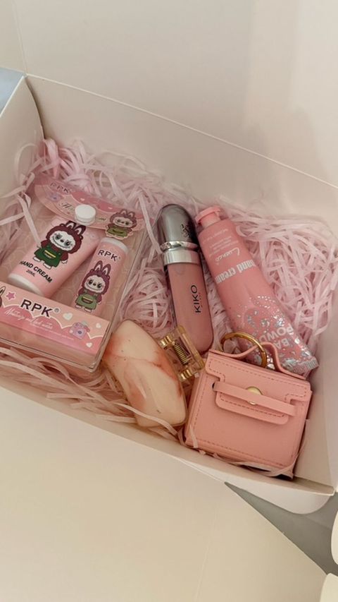 İstənilən məhsullardan hədiyyə boxu yığdıra bilərsiz. məhsulları — 15 ₼ · Bakı · Kosmetik və parfüm dəstləri İstənilən məhsullardan hədiyyə boxu yığdıra bilərsiz. məhsulları — Bakı