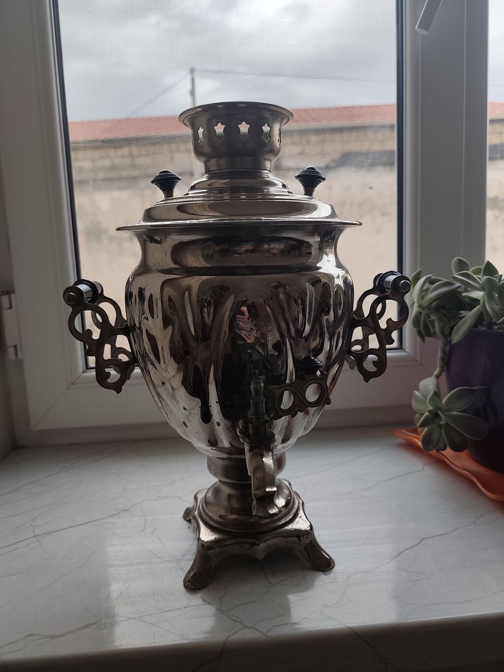 Retro kömürlü samovar – metal korpus, klassik barokko üslublu naxışlı — Samovarlar, Novxanı (9)