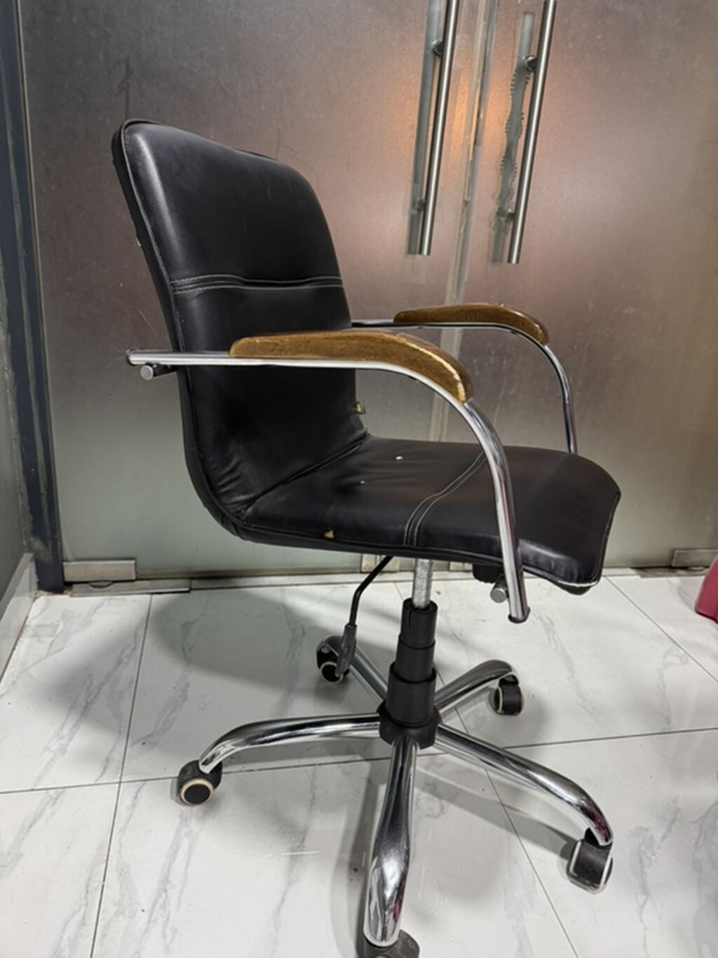 Ofis kresloları – 2 model 1) Dəri örtüklü klassik ofis kreslosu — Ofis mebeli, Bakı (2)