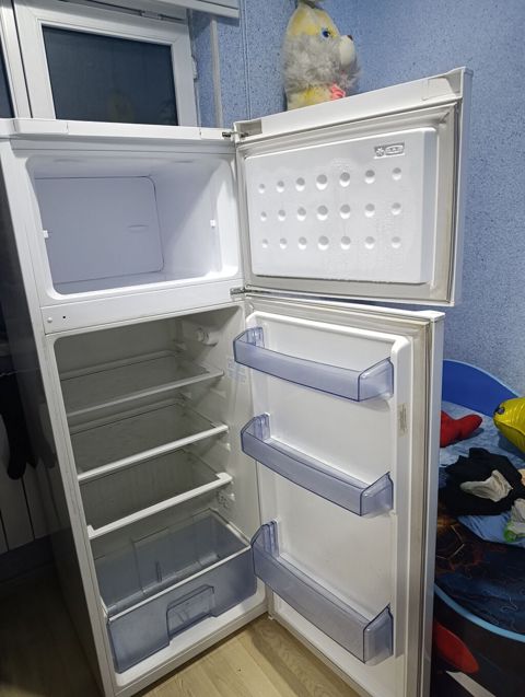 Beko ikiqapılı soyuducu - Üst hissədə dondurucu bölmə, aşağıda — Bakı