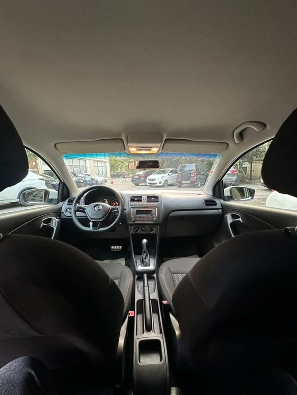 Volkswagen Polo Sedan – ağ rəng, 4 qapılı, şəhər və uzun yol üçün — Avtomobillər, Bakı (7)