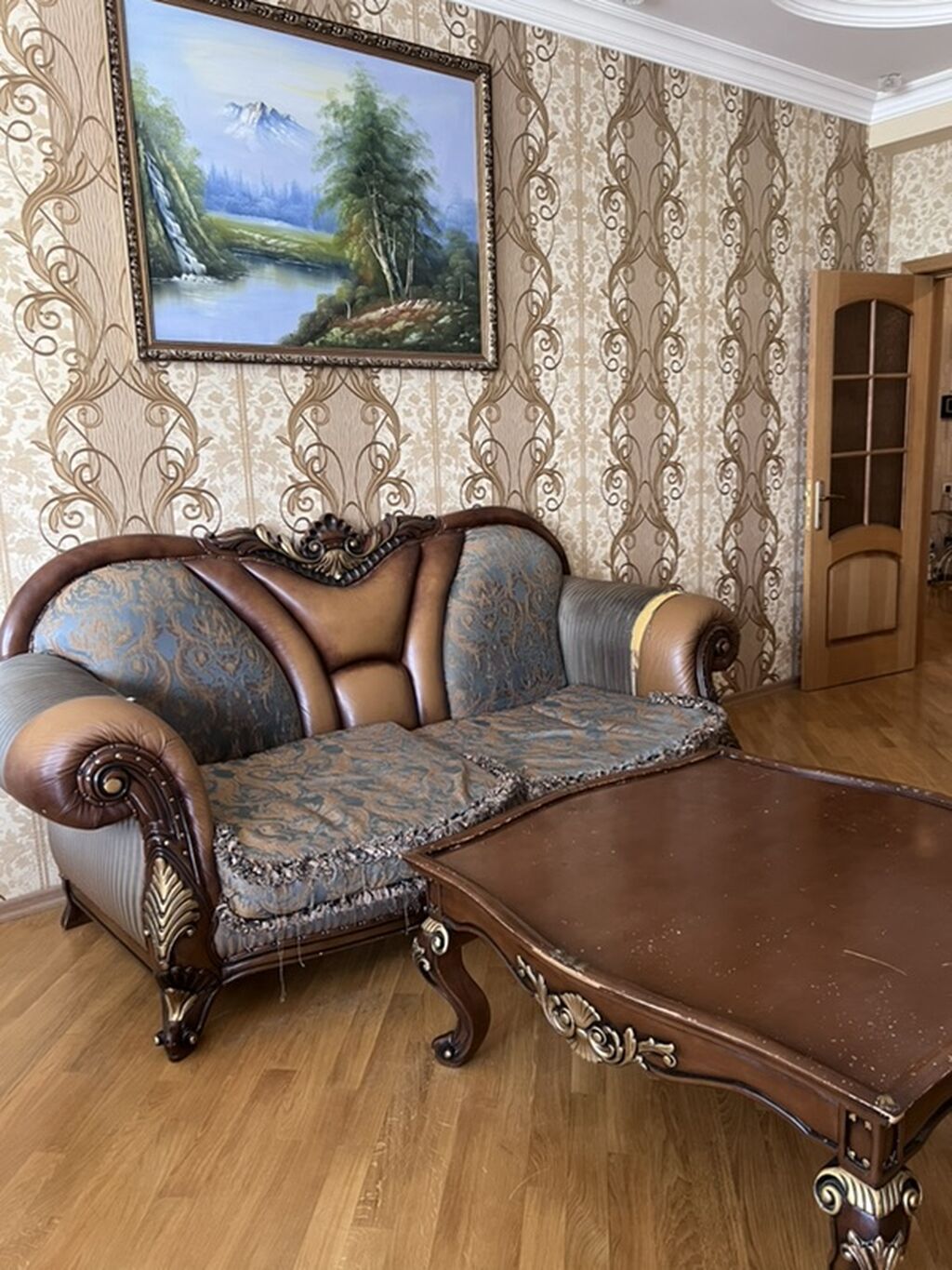 Klassik üslubda qonaq otağı dəsti Tərkibi: - 1 ədəd üçlü divan - 2 — Qonaq otağı üçün, Bakı