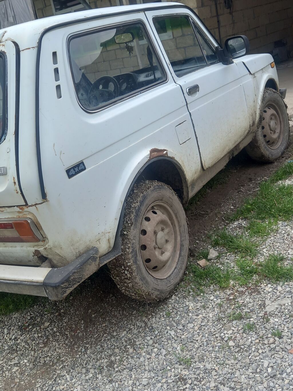 Lada Niv satlır Xüsusiyyətlər: - Daimi tam ötürücü (4x4) — Avtomobillər, Şamaxı (2)
