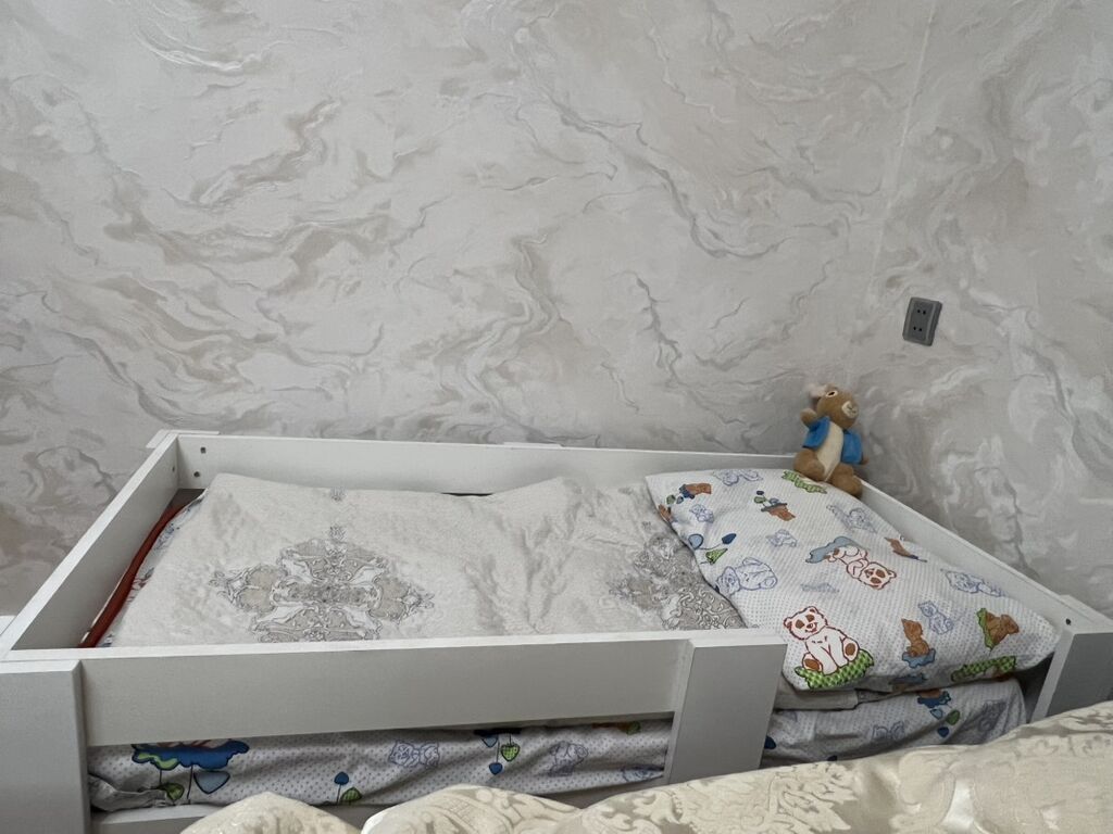 Uşaq çarpayısı – ağ rəngli, taxta karkaslı, qoruyucu yan — Yataqlar, Bakı
