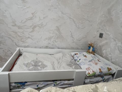 Uşaq çarpayısı – ağ rəngli, taxta karkaslı, qoruyucu yan — Bakı