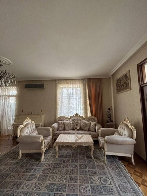 Satılır 4 otaqlı köhnə tikili 120 m² — Apartment