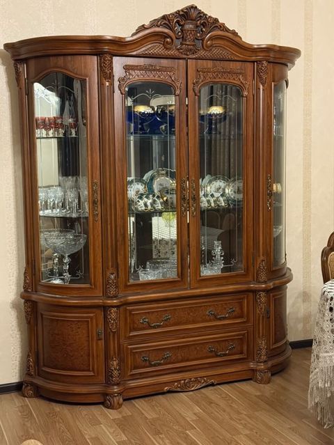 Klassik üslubda vitrin-bufe - Material: təbii agac Malaziya — Masazır
