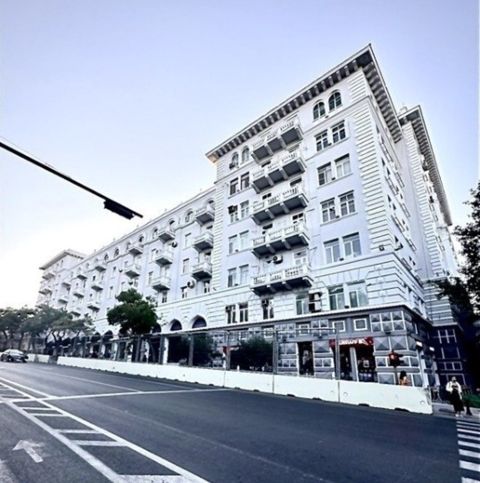 Satılır 4 otaqlı köhnə tikili 110 m² — Bakı