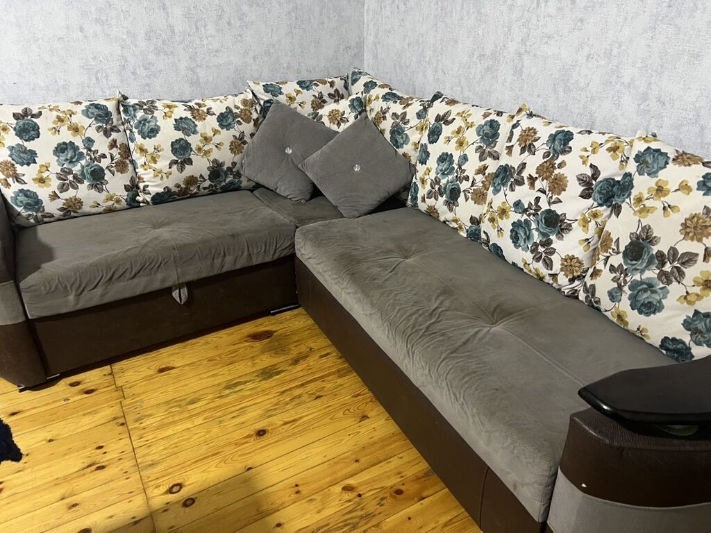 Künc divanı bir terefi sandiq kimi acilir diger terefi acilib — Divanlər, Bakı (2)