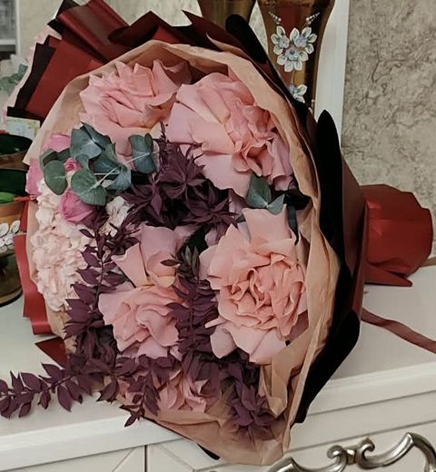 Zərif çəhrayı tonlarda bəzədilmiş dəbdəbəli gül dəstəsi. Kompozisiya — 30 ₼ · Digah · Çiçəklər Zərif çəhrayı tonlarda bəzədilmiş dəbdəbəli gül dəstəsi. Kompozisiya — Digah