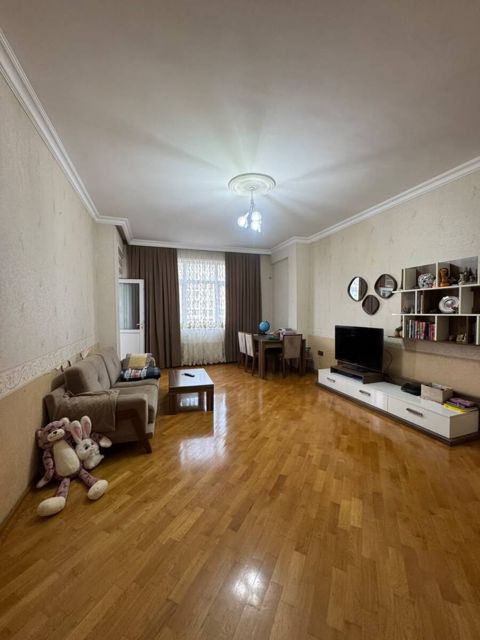 Satılır 4 otaqlı köhnə tikili 160 m² — Bakı
