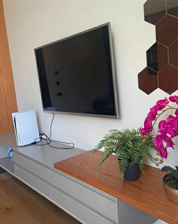 Televizorların divara yığılması — Aparatların təmiri və quraşdırılması, Bakı (10)