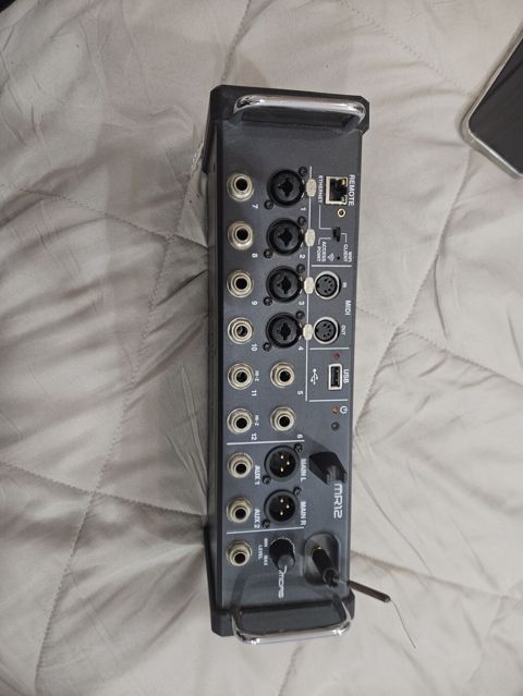 Mackie DL806 / Axıs MR12 tipli rəqəmsal səhnə qutusu/mişer (şəkildə — Mehemmed