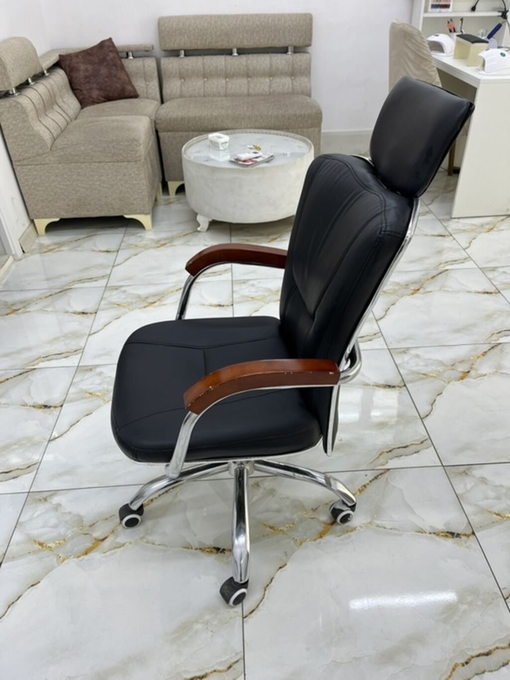 Ofis kreslosu – başaltılı, dərimsi örtüklü - Rəng: qara - Material — Ofis mebeli, Bakı (2)