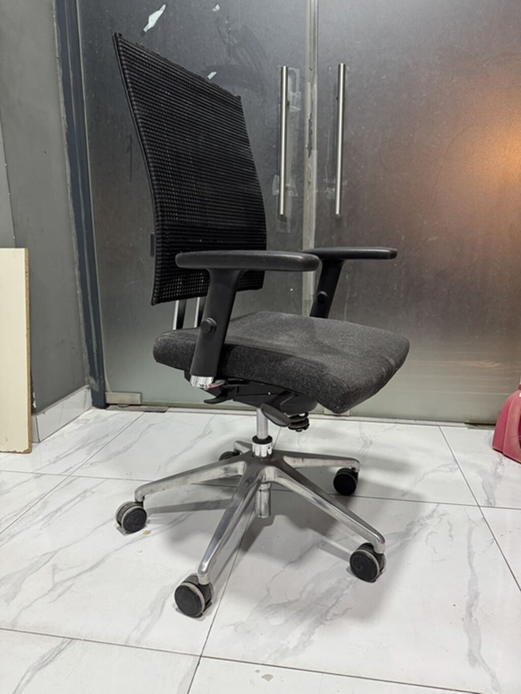 Ofis kresloları – 2 model 1) Dəri örtüklü klassik ofis kreslosu — Ofis mebeli, Bakı (4)