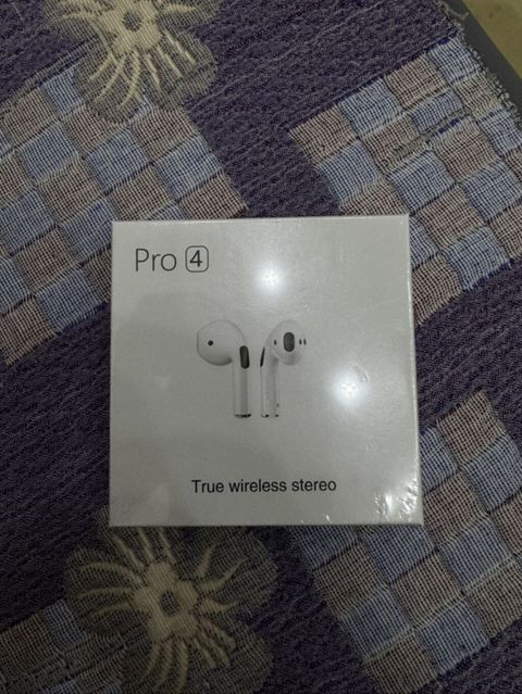 Pro 4 True Wireless Stereo qulaqlıq A clas AirPods elimde 4 eded var — Bakı