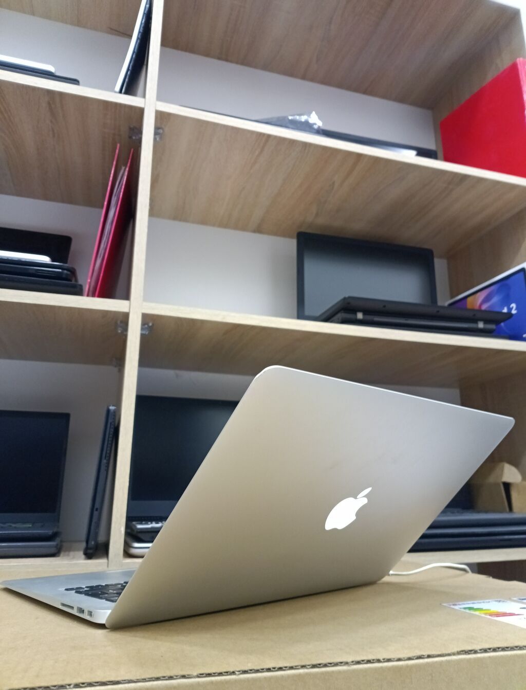 Apple MacBook Air 13" – gümüş alüminium gövdə, yüngül və nazik dizayn — Apple Macbook, Bakı