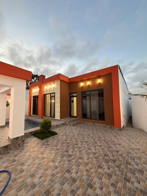 Satılır 4 otaqlı həyət evi/bağ evi 130 m² — Bakı