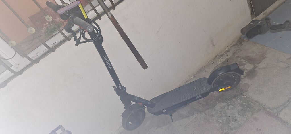 Elektrik skuter – Xiaomi (Uiwex brendli qol çubuğu üzərində “Xiaomi” — Skuterlər, Saray