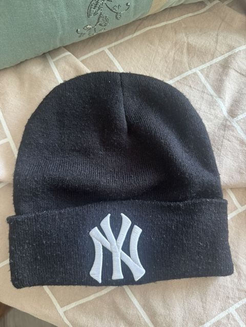Qara rəngli trikotaj papaq (beanie) - Ön tərəfində ağ rəngli “NY” — Xırdalan