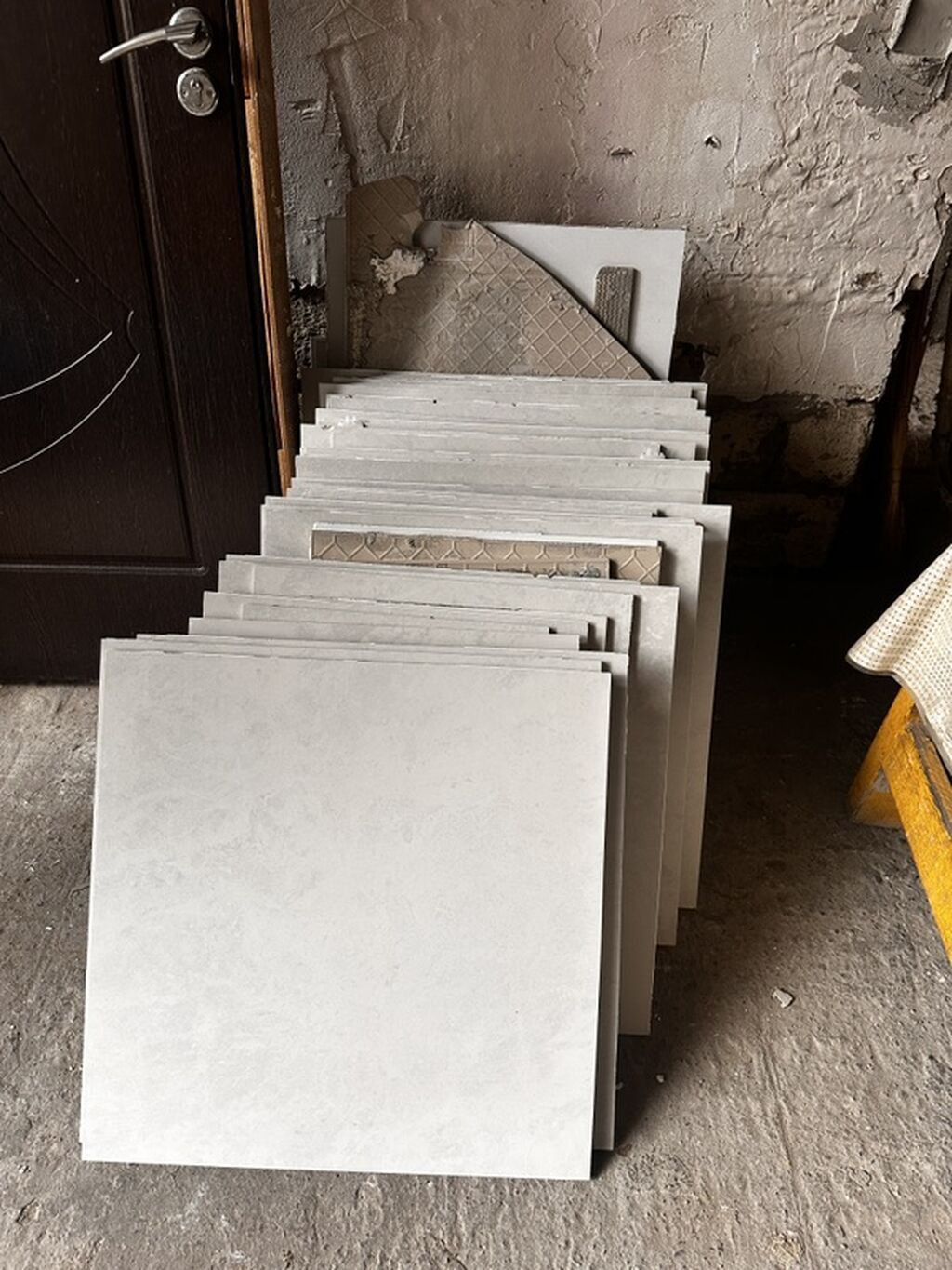 Nece kvadrat oldugunu bilmirem amma xeyli var Kvadrati 5 manata — Plitka və örtü materialları, Pirəkəşkül