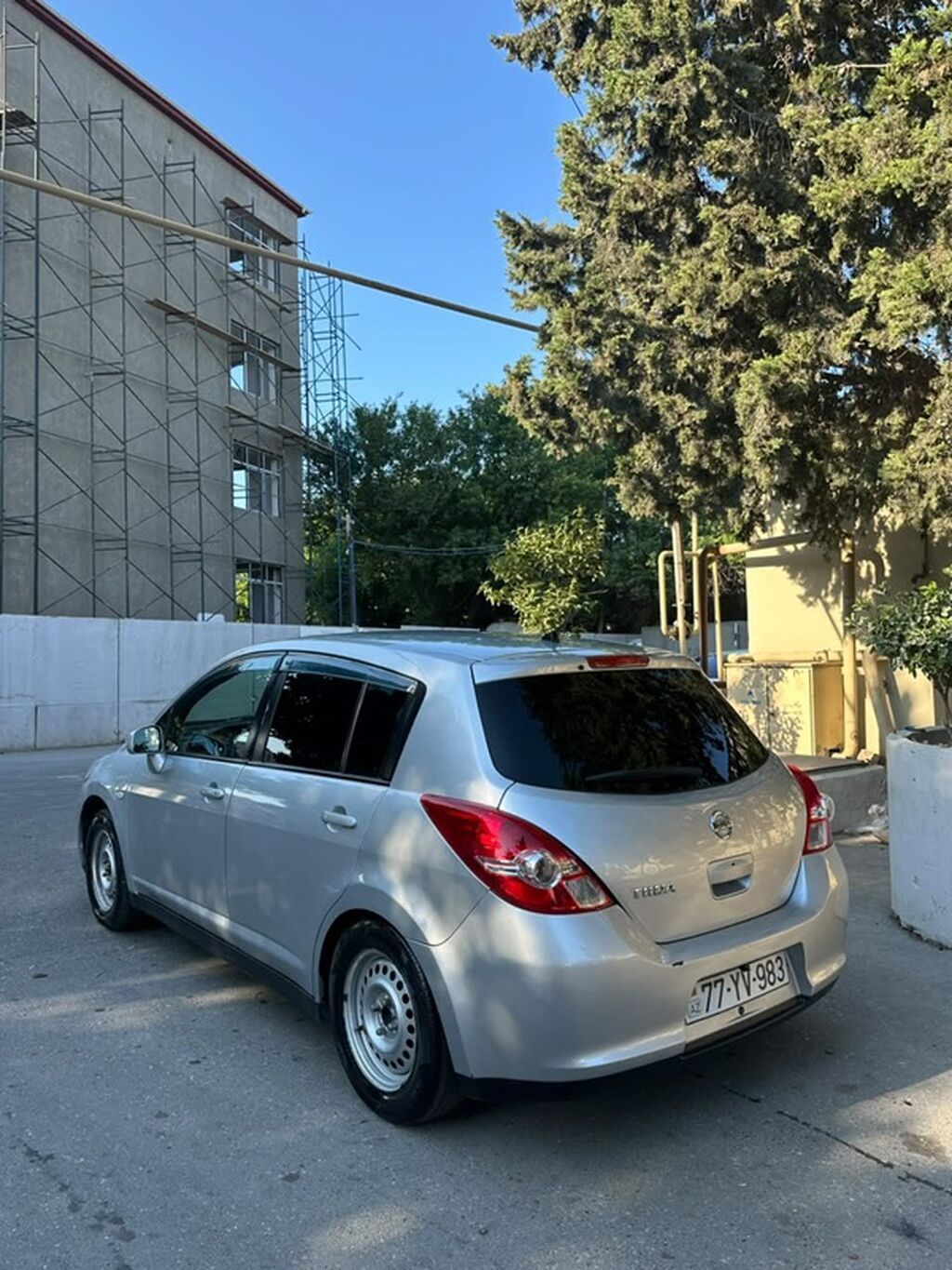 Nissan Tiida hatchback – gümüşü rəng Texniki və dizayn: - Korpus: 5 77-YV-983 — Avtomobillər, Bakı (5)