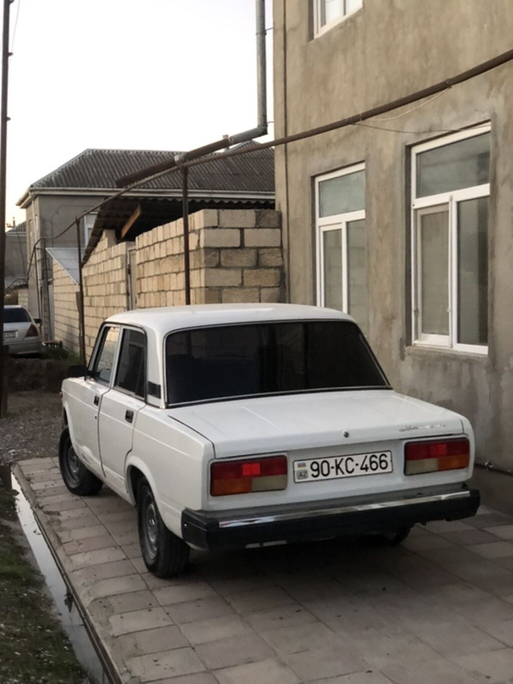 VAZ 2107, ağ rəng, sedan kuzov - Mühərrik: benzinli, arxa ötürücülü 90-KC-466 — Avtomobillər, Quba (4)