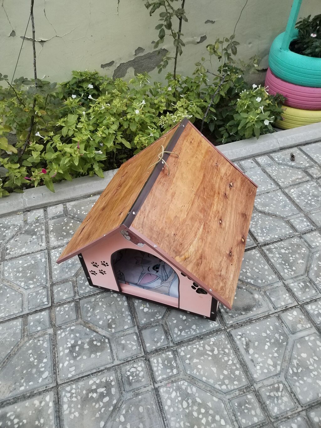 Taxtadan hazırlanmış pişik yuvası. Yuvanın damı yağışa və qara davamlı — Kunalar, Bakı (4)