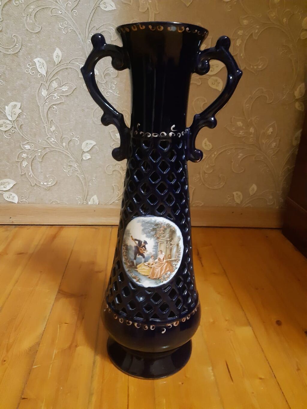 Bir vaza, Keramika — Vaazalar, kreslolar, süni çiçəklər, Masazır (2)