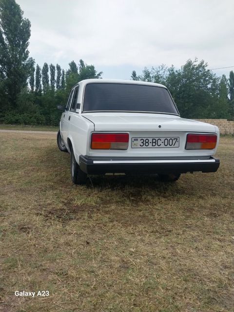 VAZ 2107 sedan - Kuzov: ağ rəng, 4 qapı, klassik “yeddi” dizaynı — Qusar