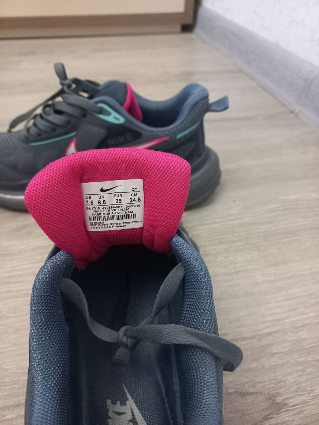 Nike qadın idman ayaqqabısı - Rəng: tünd boz üst hissə, çəhrayı və — Krosovka, Xırdalan (4)