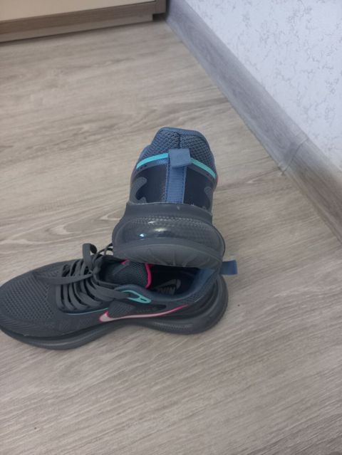 Nike qadın idman ayaqqabısı - Rəng: tünd boz üst hissə, çəhrayı və — Xırdalan