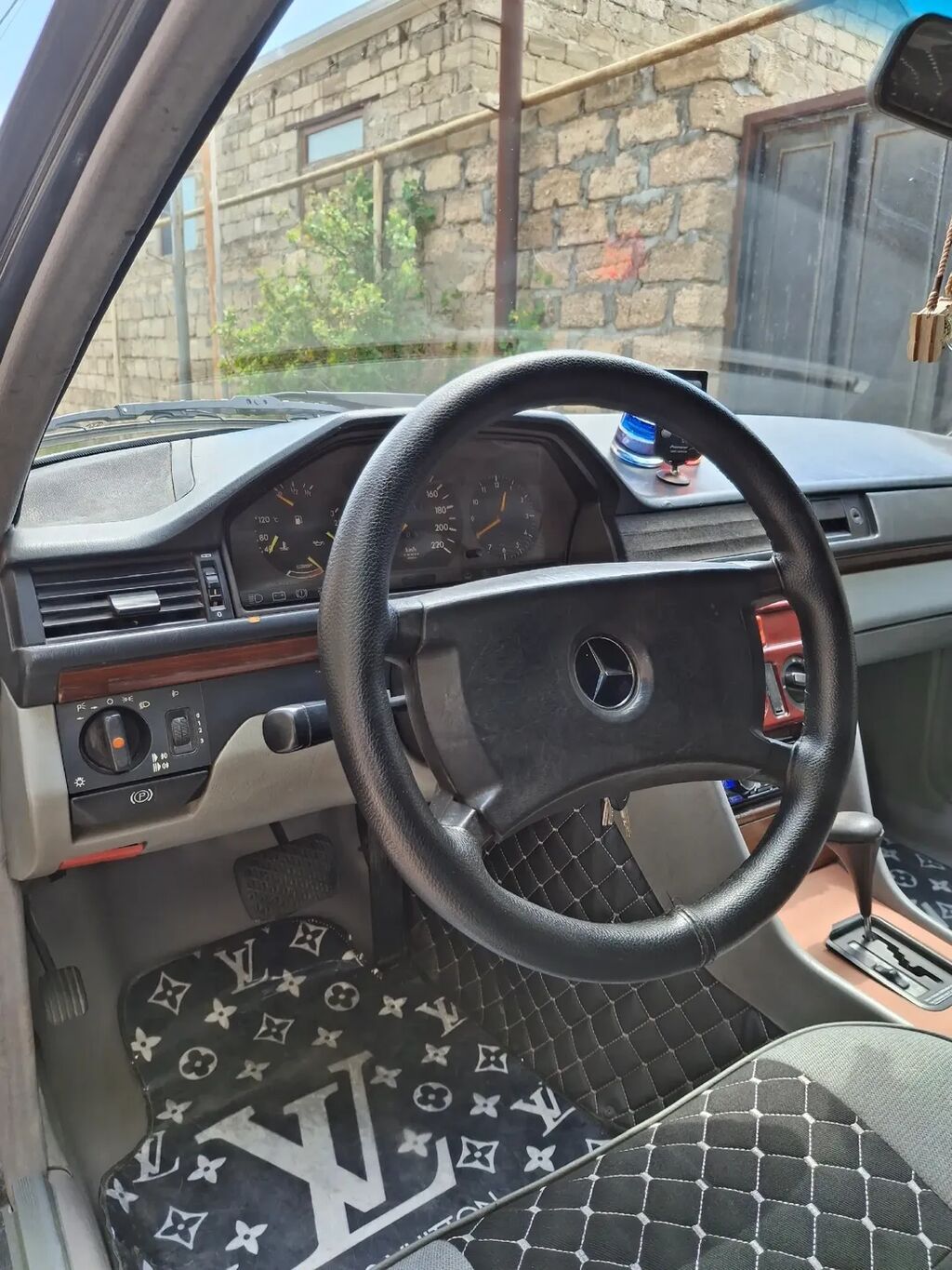 Mercedes-Benz W124: 2 l 1990 il Sedan 10-NX-588 — Avtomobillər, Digah (3)