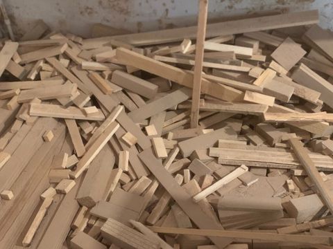 Mebel sexindən çıxan taxta qırıntıları və kəsilmiş ştaketlər/çubuqlar — Bakı