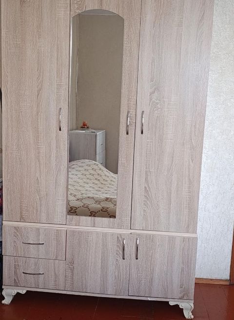 Dolab satılır. İdeal vəziyyətdədir. Qiymət: 120 AZN. Ünvan — Bakı