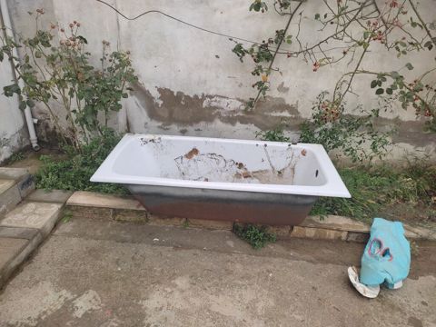 Döküm vannası – Doğosan teze kimidi istifade olunmuyub (etiketdə — Xırdalan