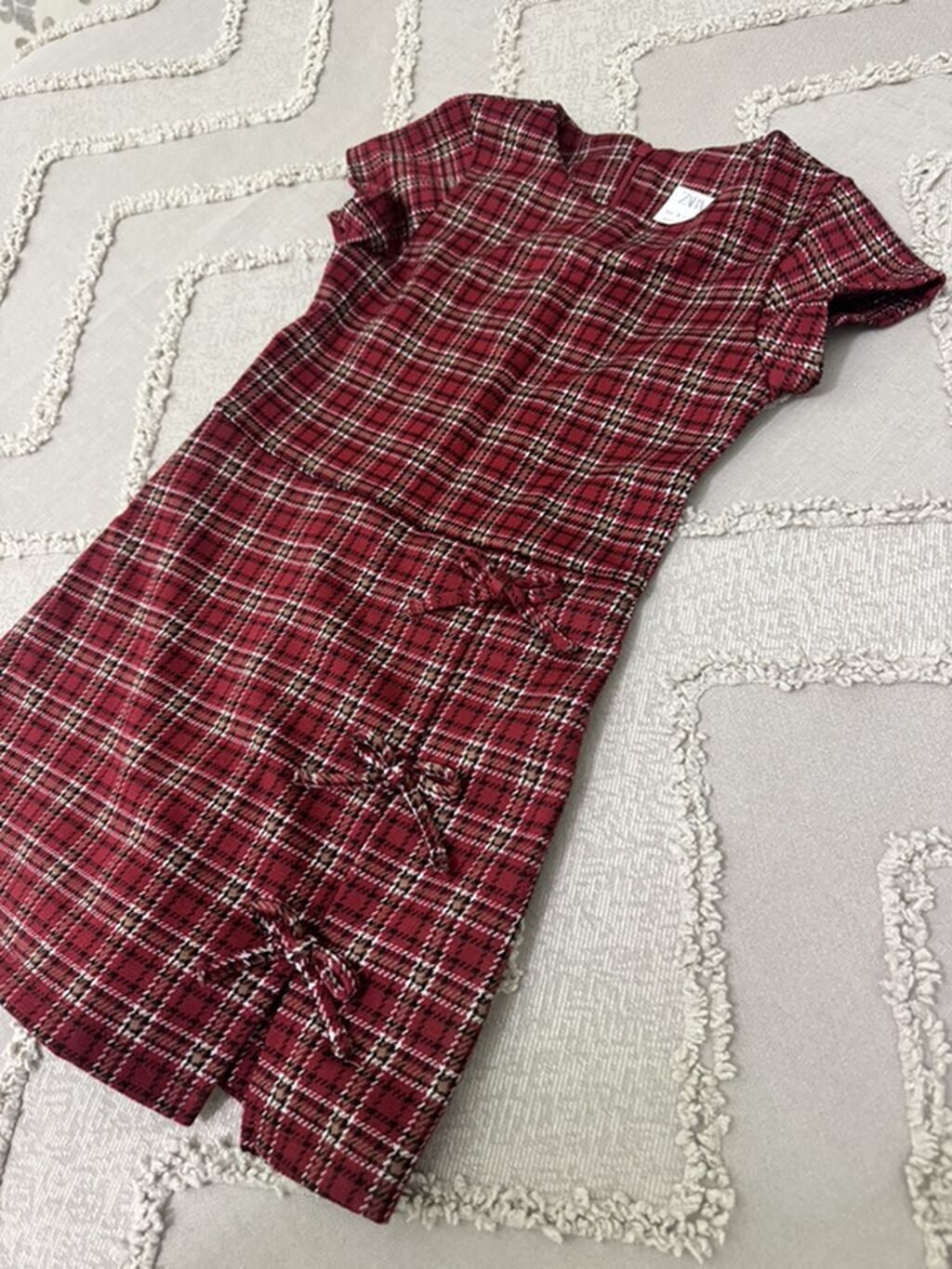 Qırmızı-qara-ağ rəngli xalı (plaid) naxışlı qız uşaq donu, arxasi — Qızlar üçün köynək və sarafan, Masazır (3)