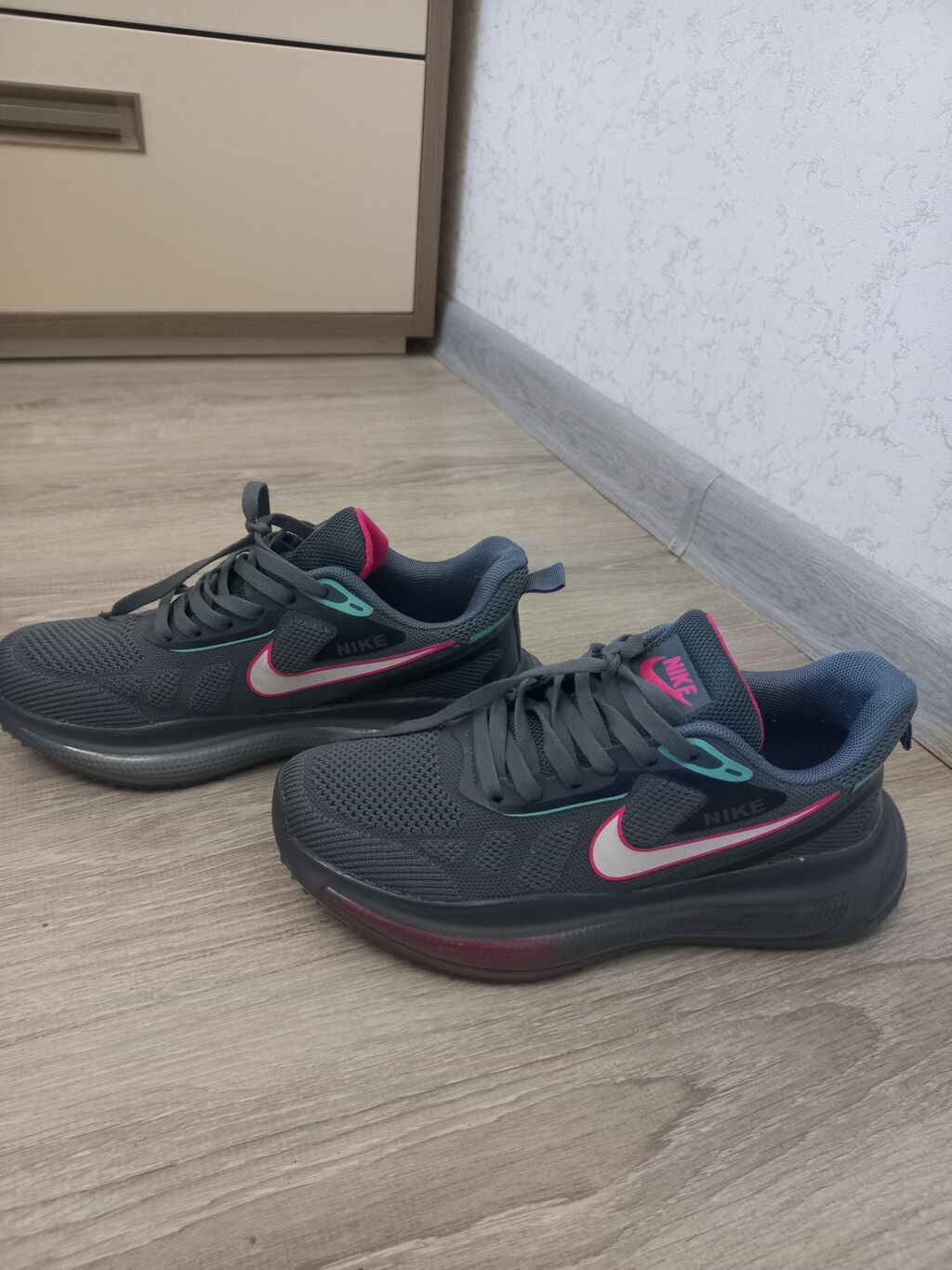 Nike qadın idman ayaqqabısı - Rəng: tünd boz üst hissə, çəhrayı və — Krosovka, Xırdalan (3)