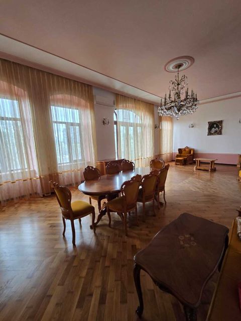 İcarəyə verilir 6 otaqlı köhnə tikili 320 m² — Bakı