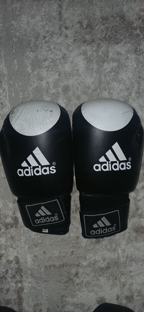 Adidas boks/üz döyüş əlcəkləri - Rəng: qara-ağ - Brend loqolu klassik — 14 ₼ · Bakı · Döyüş sənətləri Adidas boks/üz döyüş əlcəkləri - Rəng: qara-ağ - Brend loqolu klassik — Bakı