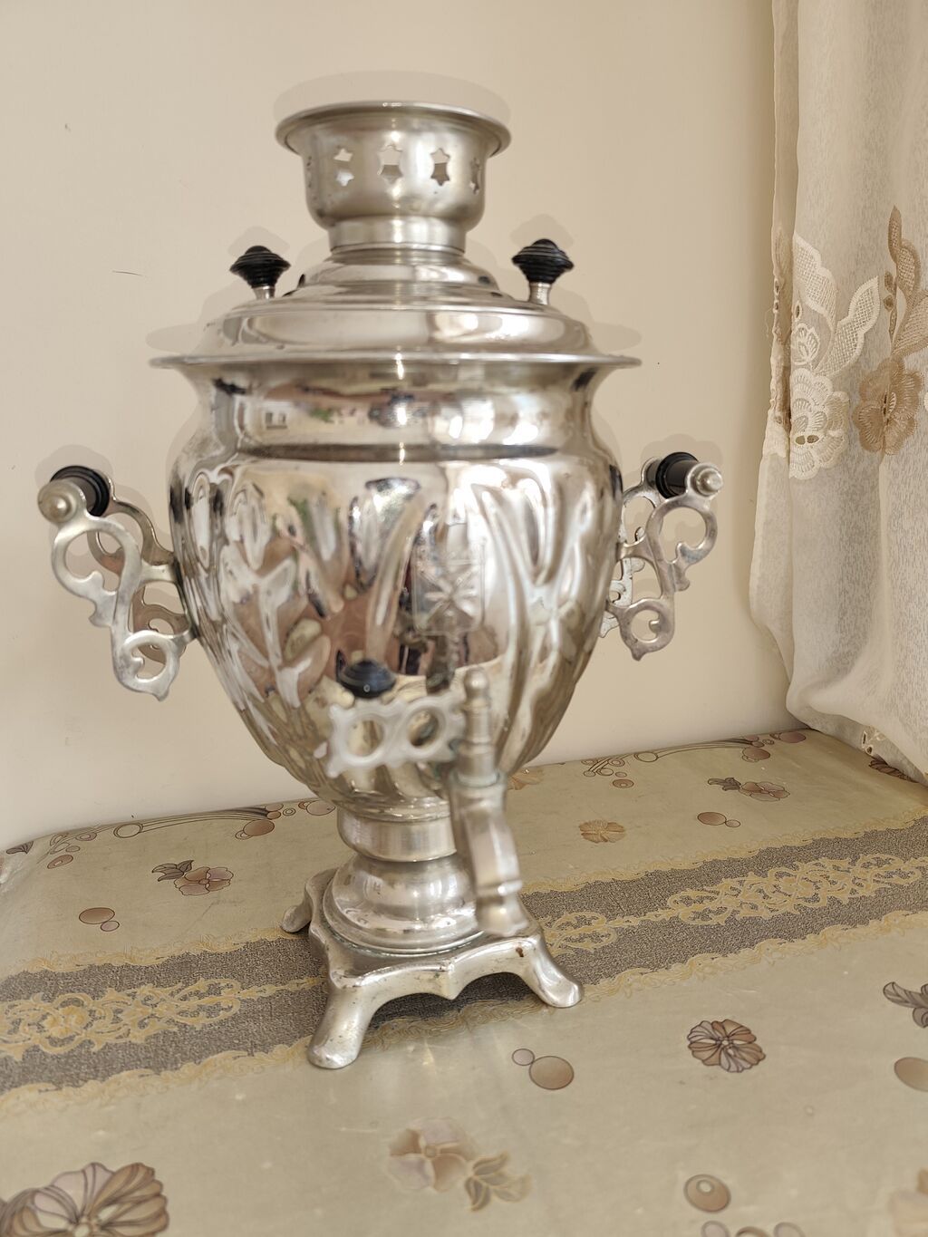 Retro kömürlü samovar – metal korpus, klassik barokko üslublu naxışlı — Samovarlar, Novxanı (3)