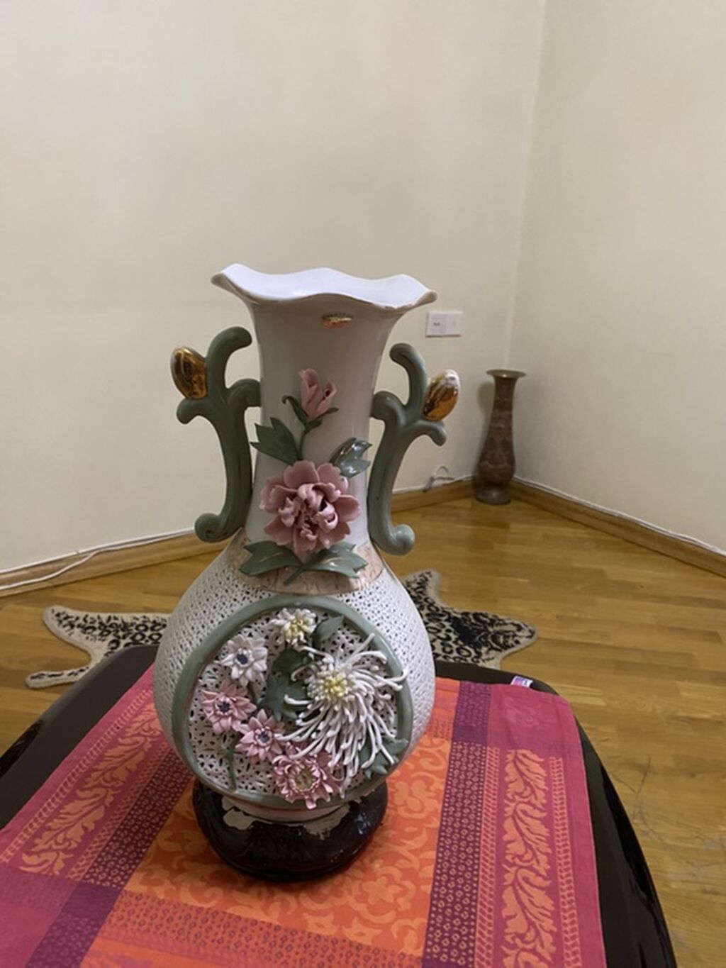 Bir vaza, Keramika — Vaazalar, kreslolar, süni çiçəklər, Bakı (2)
