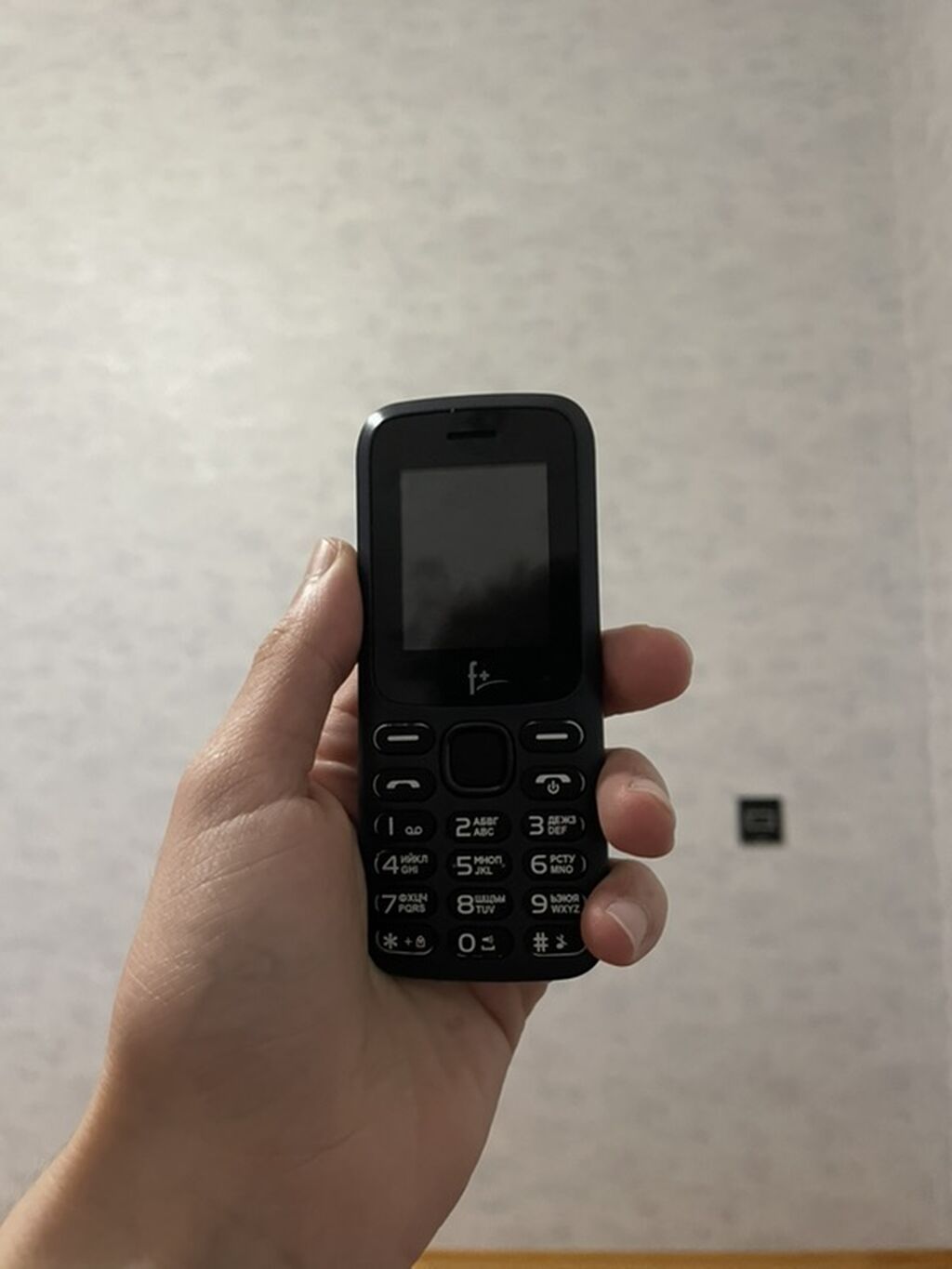 Sadə düyməli mobil telefon - Rəng: qara, kompakt korpus - Ekran — Digər smartfonlar, Digah